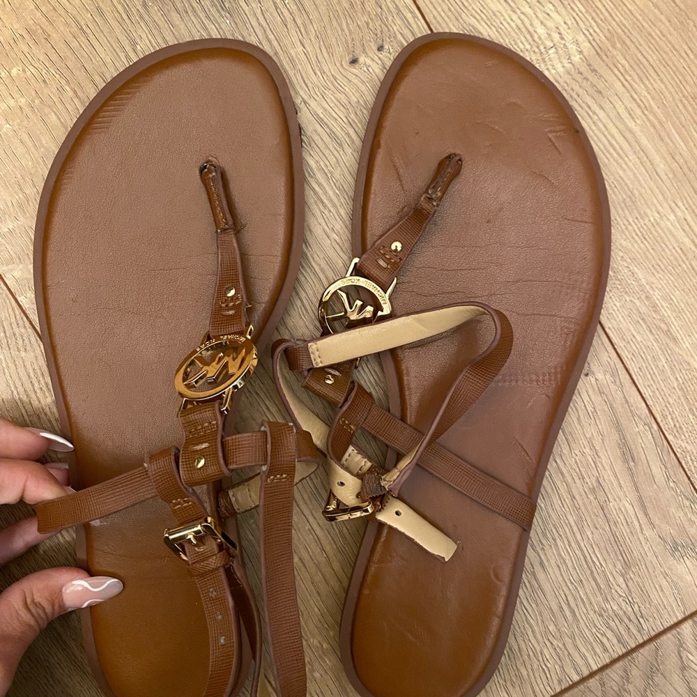 MK SANDALS IN AMAZING CONDITION LITS KF LIFE LEFT USED! AS IS